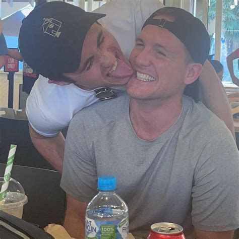 Chris Olsen Reveals Relationship Status After Ryan Trainor PDA。